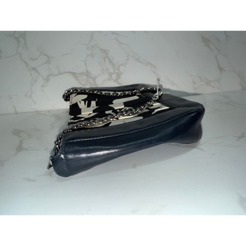 Chanel navy and White Leather and Fabric Shoulder Bag - Picture 5 of 7